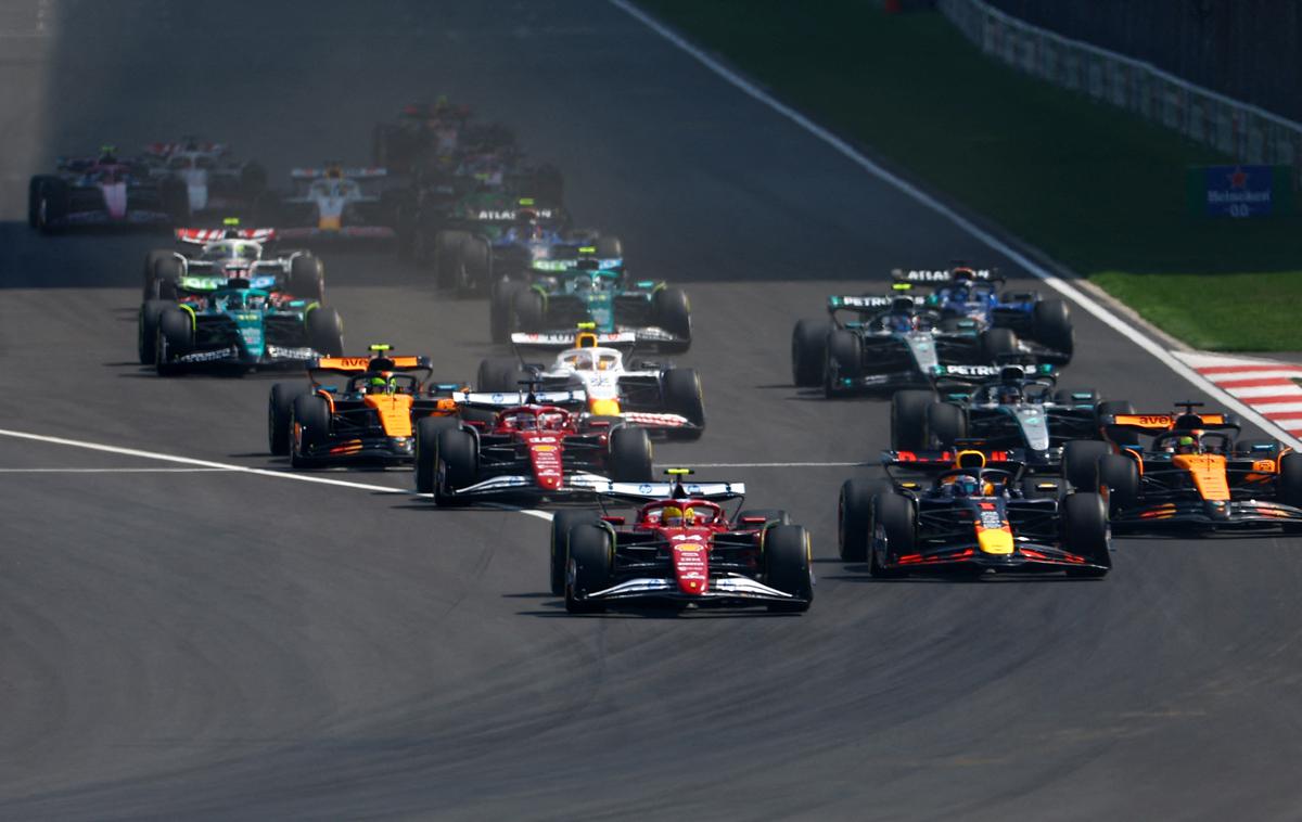 Šanghaj Lewis Hamilton Ferrari Max Verstappen Red Bull | Lewis Hamilton je na štartu zadržal prvo mesto, tekmeci mu na 19 krogov dolgi dirki niso bili kos. | Foto Reuters