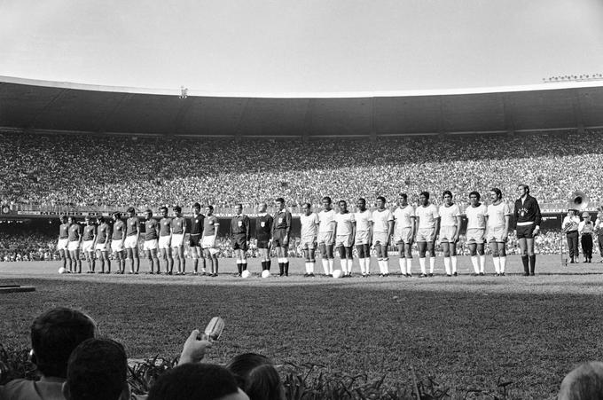 Branko Oblak (sedmi z leve) je pred 51 leti nastopil na poslovilni reprezentančni tekmi Peleja, ki jo je na kultnem stadionu Maracana spremljalo kar 200 tisoč gledalcev. | Foto: Guliverimage/Vladimir Fedorenko