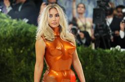 Kim Kardashian na Met Gala uredil frizer, ki računa tudi 200 tisočakov
