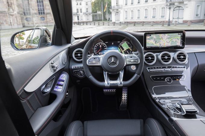 Počutje za volanom je odlično. Volan, delno ovit v alkantaro, na sredini in dnu pa raven ter odlični školjkasti sedeži so prava popotnica za športno doživetje. | Foto: Mercedes-Benz