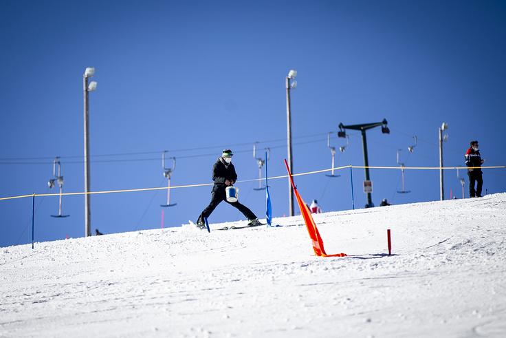 Današnje visoke temperature so precej zmehčale progo. Glavni trener slovenske reprezentance v deskanju Izidor Šušteršič med soljenjem smučine. | Foto: Ana Kovač