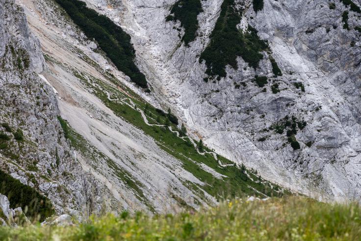 Pogled s Kamniškega sedla na serpentinasti del vzpona oziroma sestopa. | Foto: Matej Podgoršek