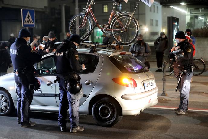 Protesti Ljubljana | V petek so bili v Ljubljani protesti, na katerih so protestniki protestirali s pomočjo osebnih vozil. | Foto STA