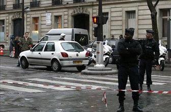 Mladi v pariškem predmestju streljali na policiste