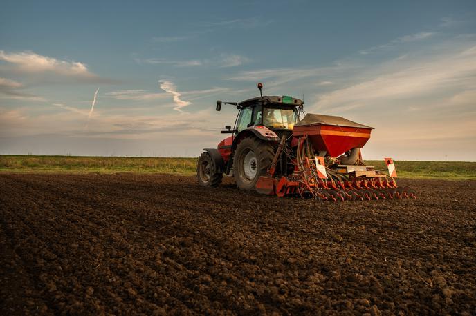 polje zemljišče zemlja njiva traktor | Foto Shutterstock