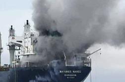 V Hormuški ožini neznan izstrelek zadel naftni tanker #vŽivo