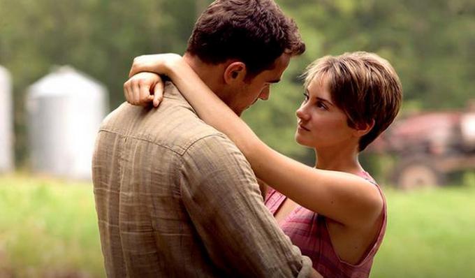 Tris (Shailene Woodley) in Štirica (Theo James) v Neupogljivih | Foto: 