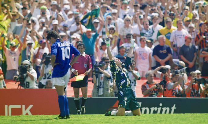 Roberto Baggio, italijanski junak preboja v finale SP 1994, kar ni mogel verjeti, kako je lahko zapravil kazenski udarec. Brazilski vratar Taffarel se je zahvaljeval bogu in proslavljal svetovni naslov.  | Foto: Guliverimage/Getty Images