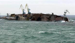 Rusija potopila tri ladje in Ukrajini zaprla dostop do Črnega morja