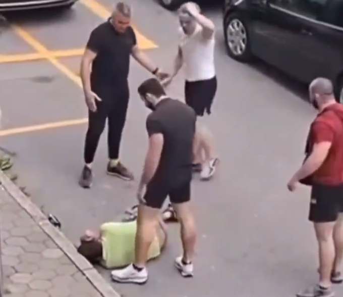 Moški, ki je ležal na tleh, naj bi pretepel mamo mladeniča v beli majici.  | Foto: TikTok / Nepridiprav / Posnetek zaslona