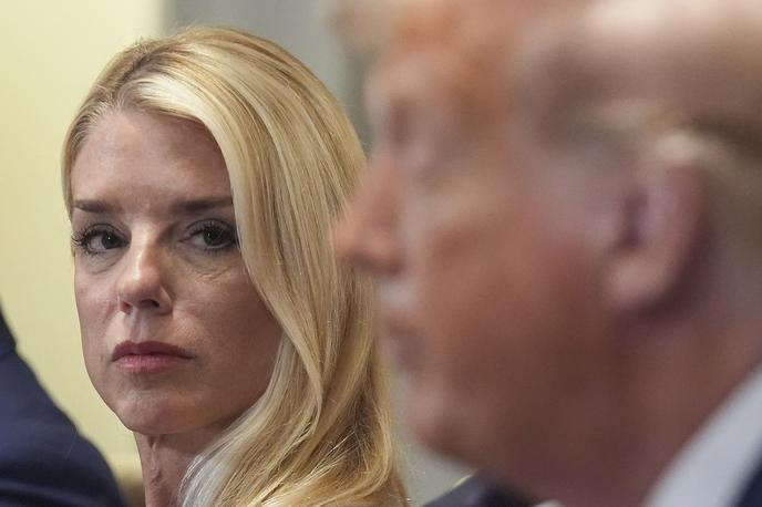 Pam Bondi in Donald Trump | Bondi bi sicer morala v petek pričati v ameriškem kongresu v okviru preiskave pokojnega spolnega prestopnika Jeffreyja Epsteina. Zaenkrat ni znano, ali se bo zaradi zdravljenja temu izognila. | Foto Guliverimage