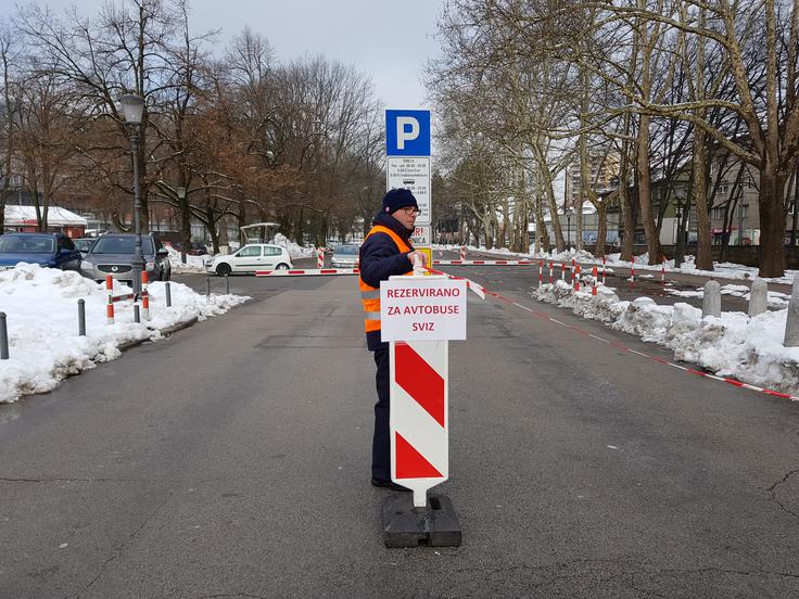 Parkirišče je od devete ure že rezervirano za avtobuse SVIZ. Nezadovoljni občani, ki želijo z otroki obiskati park, nimajo kje parkirati. | Foto: Veronika Lavrenčič
