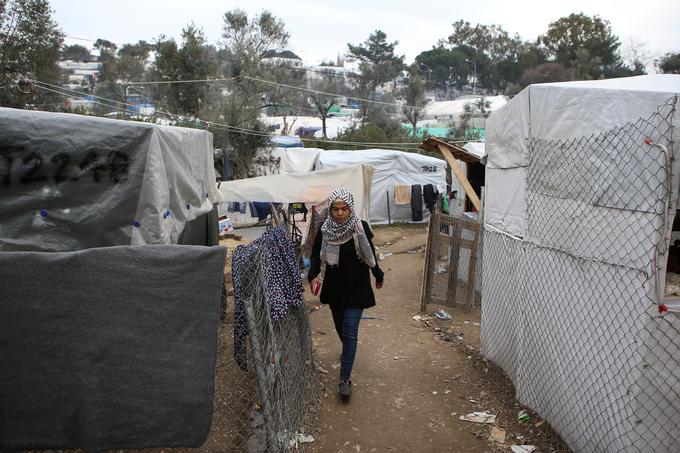 Med zdravniki na Lezbosu že vlada zaskrbljenost, da bi se virus lahko začel širiti med migranti, ki so nameščeni na tem otoku na vzhodu Grčije. | Foto: Reuters