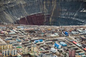 Rusija bo v Ukrajini izkopala ogromno luknjo. Je bil to del načrta?