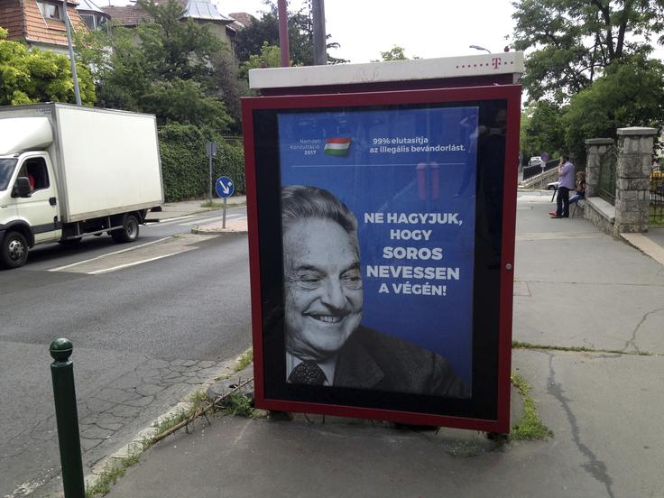 Premeteni Orban vedno izbere človeka, ki ga madžarskim volivcem predstavi kot glavnega madžarskega sovražnika. Dolga leta je bil to milijarder George Soros, ki ga je Orban med drugim obtoževal spodbujanja množičnih migracij na Madžarsko oziroma Evropo. Na plakatu iz leta 2017 vidimo Sorosa in napis, da naj Madžari ne dovolijo, da se zadnji smeji Soros.  | Foto: Guliverimage