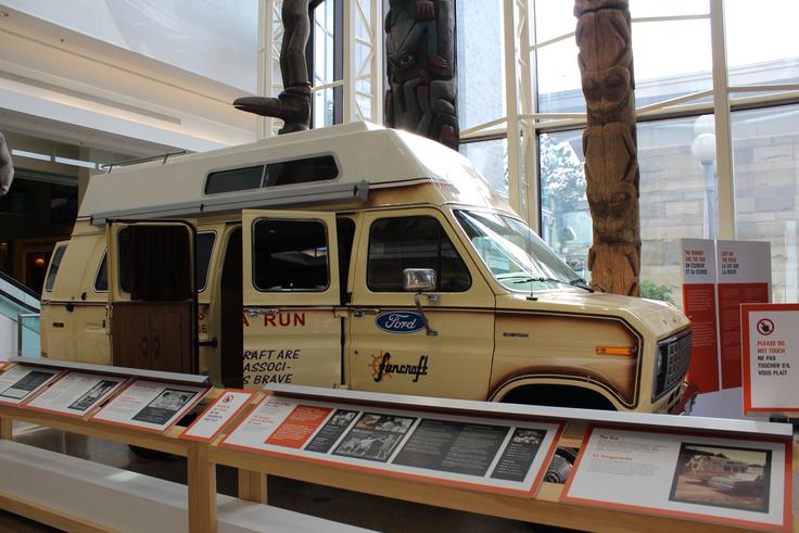 Kombi, ki ga je Fox uporabljal med Maratonom upanja, je danes razstavljen v Kraljevem muzeju Britanske Kolumbije. V njem je potoval prijatelj Doug Alward, kuhar, voznik in spremljevalec. | Foto: Wikipedia/Jason Zhang