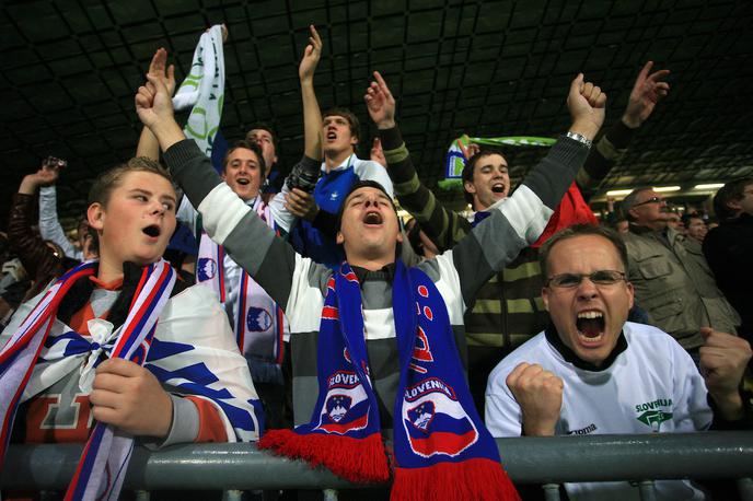 Slovenski navijači Nogomet | Slovenski navijači so nazadnje gostujočo zmago nad reprezentanco, ki je že nastopila na velikem tekmovanju, dočakala leta 2013 na Islandiji. | Foto Vid Ponikvar