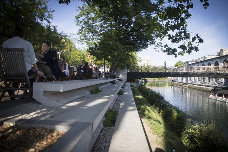 Petkovškovo nabrežje med Tromostovjem in Zmajskim mostom je danes prostor, zaznamovan z gostinsko ponudbo, z nastankom Mesarskega mostu pa tudi z ljubljansko tržnico.  | Foto: 