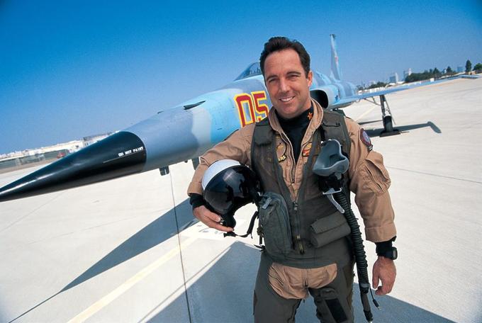 Jim DiMatteo je nekdanji vojaški pilot in poveljnik Top Gun, zdaj pa v svetovnem prvenstvu Red Bull Air Race opravlja vlogo direktorja dirk. V svoji tridesetletni vojaški karieri je letel z letali, kot so F-14 tomcat, F/A-18 hornet, A-4 skyhawk, F-5N tiger II in F-16N. | Foto: osebni arhiv Jim diMatteo