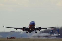 Pilot ameriškim dijakom ukazal, naj zapustijo letalo