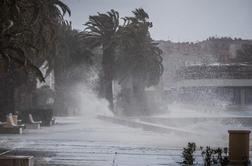 Drama tudi na Hrvaškem: visoki valovi potopili znamenito splitsko rivo #video