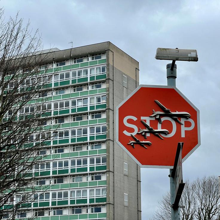 Kot je znano, Banksy ne stoji za odstranitvijo znaka, to pa tudi ni prvi primer, ko je bilo umetnikovo delo odstranjeno kmalu po namestitvi. | Foto: Reuters