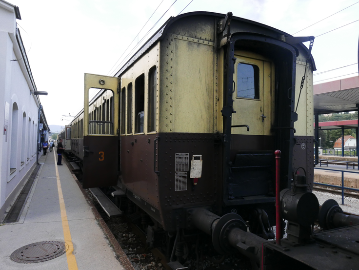 muzejski vlak Medtem ko vlak čaka na postaji, si lahko ogledate lokomotivo in vagone. | Foto: