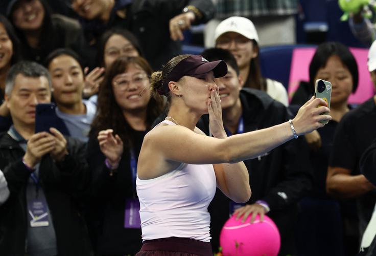 Alina Čarajeva je dosegla uspeh kariere in postala daleč najnižjeuvrščena igralka, ki je na turnirjih WTA od leta 1975 dalje po preobratu premagala prvo igralko sveta.  | Foto: Reuters