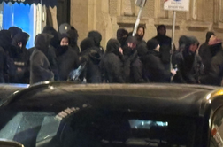 Incident v Zagrebu: okoli 50 zamaskirancev vzklikalo ustaško geslo