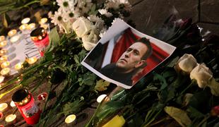 Zapor: Navalni umrl zaradi "sindroma nenadne smrti". Družina ne more do trupla.