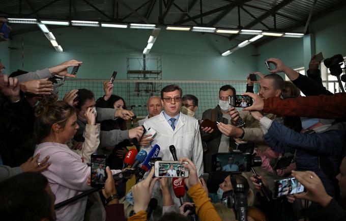 Primarij bolnišnice v Omsku Aleksander Murakovski je povedal, da menijo, da je v komi zaradi nizke ravni sladkorja v krvi, do katere je prišlo zaradi motenj v presnovi.  | Foto: Reuters