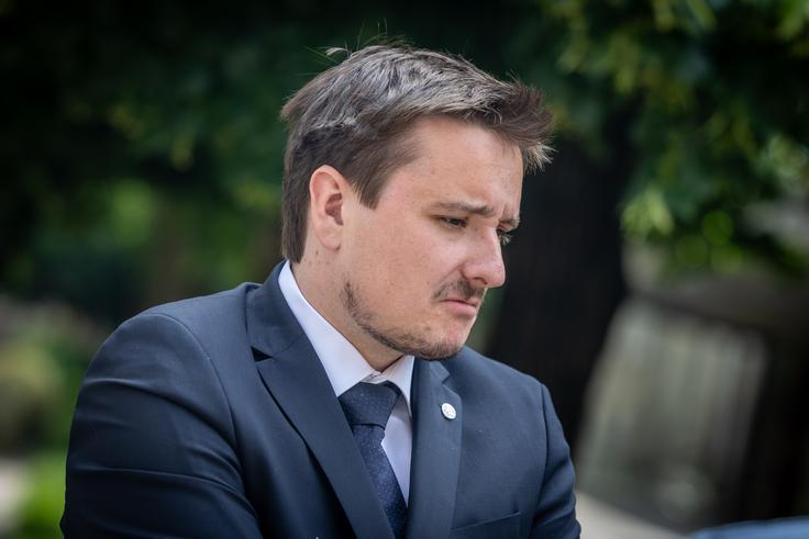 Paritveni ples, ki smo ga gledali v parlamentu, je bil tako bizaren, da je celo Lenartu Žabviju, poslancu GS, katerega nastope je sicer kar težko prenašati, uspela precej domiselna sintagma: našla sta se špricatelj in špricanec. | Foto: Gaja Hanuna