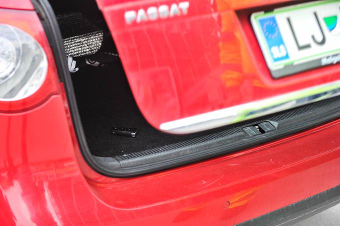 Največkrat se ključe v avtomobil zaklene zaradi ločenega odklepanja prtljažnega prostora.Pri odklepu prtljažnika ostanejo ostala vrata zaklenjena, za enkratno odpiranje pa se odklenejo samo prtljažna vrata. | Foto: Gašper Pirman