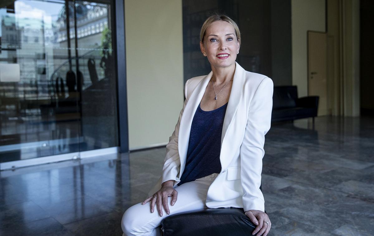 Tanja Ribič | Tanji Ribič je z leti vrtnarstvo priraslo k srcu: "Oprosti, zlata mami, za preslišane besede. Zdaj jih izkopavam iz spomina kot suho zlato." | Foto Ana Kovač
