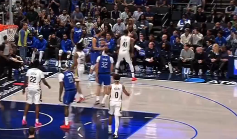 Zvezdnik Dallasa postal tarča posmeha #video