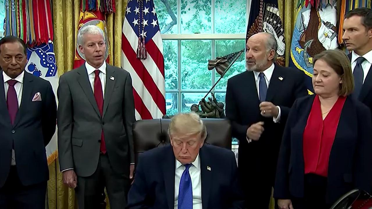 Trump govoril o zaspanem Bidnu, nato pa sam zaspal pred kamerami #video