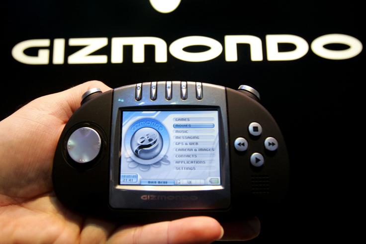 Gizmondo na promocijski predstavitvi maja 2005 na sejmu zabavne elektronike in videoiger E3 v Los Angelesu. | Foto: Reuters