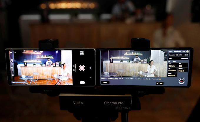 Kot je Sony razkril na predstavitveni novinarski konferenci za Xperio 1, po izidu telefona močno računa na podporo ustvarjalcev vsebin, ki jim je naprava zaradi močnih fotografskih in snemalnih adutov tudi prvenstveno namenjena. Kot je povedal predsednik Sonyjevega mobilnega oddelka Mitsuya Kishida, je Xperia 1 namreč že skoraj orodje za profesionalce s področij fotografije in videa.  | Foto: Reuters