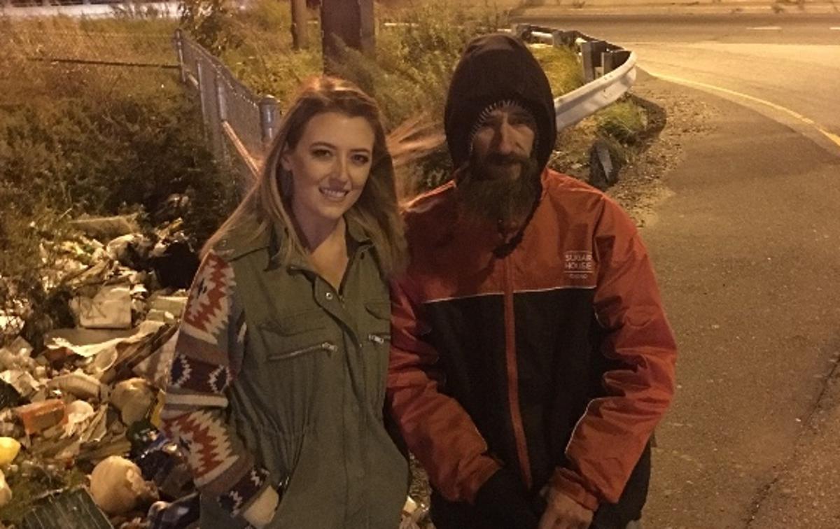 Kate McClure | Fotografija, ki je raznežila svet: Kate McClure ob svojem junaku, brezdomcu Johhnyju Bobbitu mlajšemu, ki je zanjo zapravil svoj zadnji denar. | Foto GoFundMe