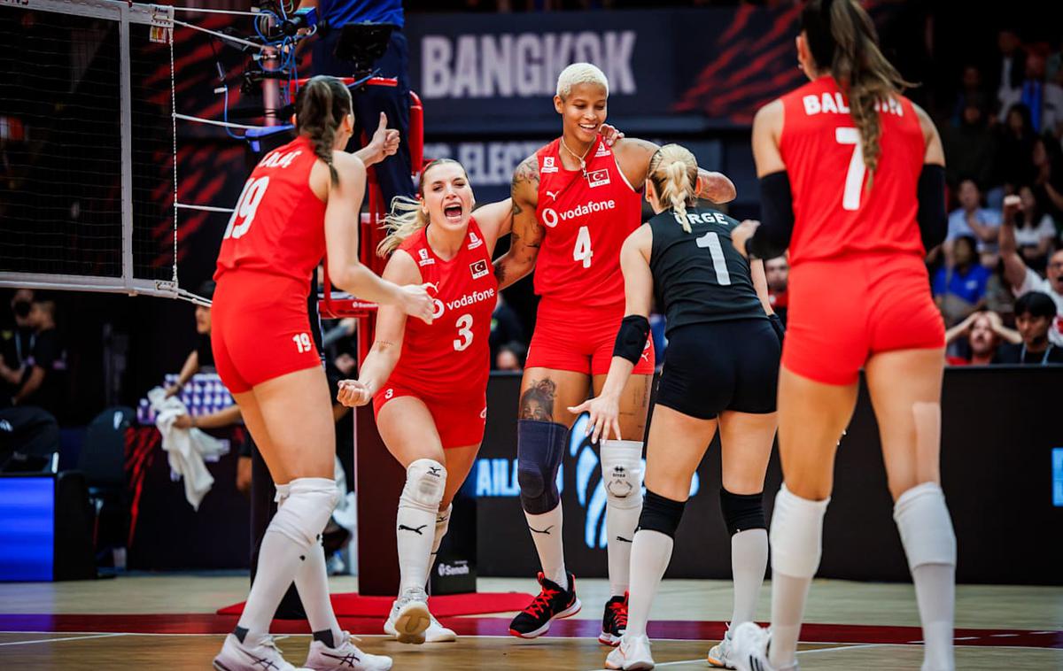turška odbojkarska reprezentanca | Turkinje, ki so v osmini finala izločile Slovenke, so v boju za polfinale s 3:1 premagale ZDA. | Foto Volleyball World