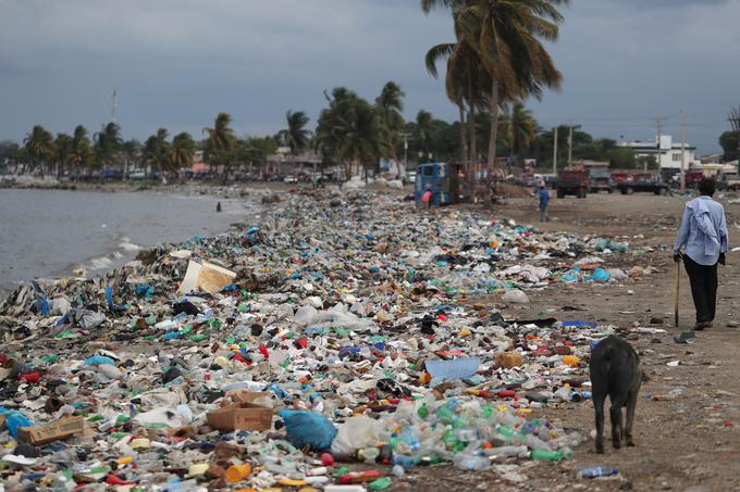 Plastiko naplavlja že skorajda na vse najlepše plaže na svetu.  | Foto: Reuters