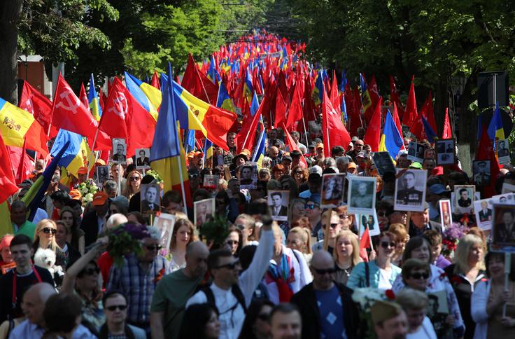 Ne samo v Pridnestrju, tudi v preostalem delu Moldavije je veliko ljudi, ki so prorusko usmerjeni in se nostalgično ozirajo na obdobje Sovjetske zveze. Med letoma 2016 in 2020 na primer je bil moldavski predsednik prorusko usmerjeni Igor Dodon. Na fotografiji vidimo shod ob dnevu zmage nad nacistično Nemčijo, ki je bil 9. maja letos v moldavskem glavnem mestu. Udeleženci med drugim nosijo fotografije vojakov Rdeče armade, ki so se bojevali med drugo svetovno vojno. | Foto: Guliverimage/Vladimir Fedorenko