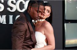 Travis Scott in Kylie Jenner nista zmogla brez poljubov in dotikov #foto