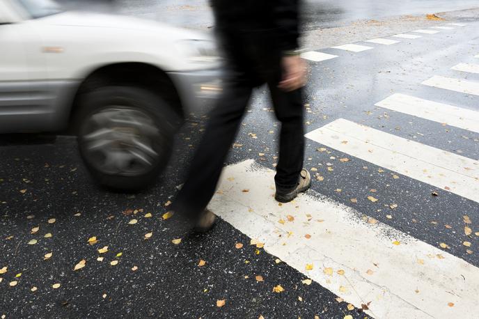 pešec | 21-letni voznik osebnega avtomobila je takoj, ko je opazil pešca, začel zavirati, vendar je kljub temu trčil vanj. | Foto Getty Images