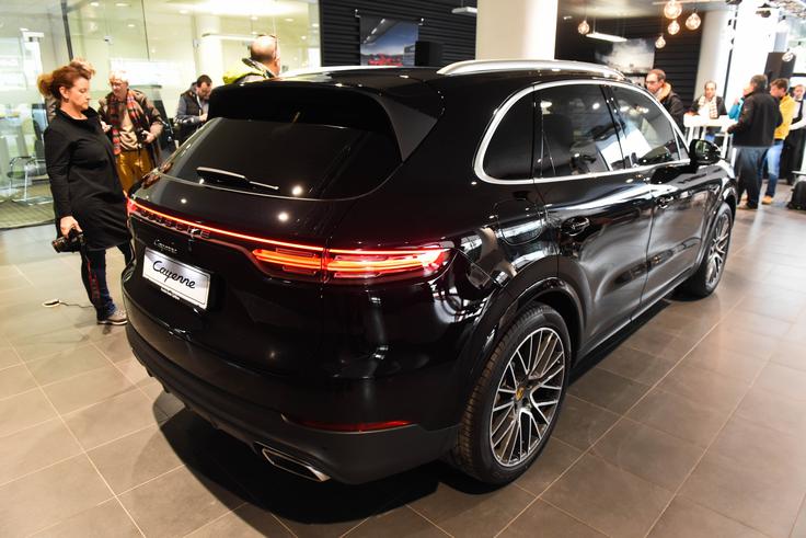 Cayenne oblikovno ostaja zvest predhodnikom, a se s pomočjo dolge povezovalne linije žarometa LED uspešno loči od preostalih Porschejevih modelov. | Foto: Gašper Pirman