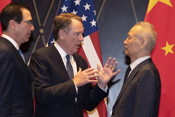 Robert Lighthizer, ameriški finančni minister Steven Mnuchin in kitajski podpredsednik Liu He poleti 2019. Kljub določenemu kitajskemu popuščanju carine med državama še vedno ostajajo. Joe Biden je ohranil Trumpove carine in še dvignil nekatere druge carine na kitajske izdelke. ZDA niso uvajale carin samo proti Kitajski. Leta 2018 so na primer uvedle carine na evropsko jeklo in aluminij, na kar je EU odgovorila z uvedbo carin na ameriške izdelke. Leta 2021 je prišlo do dogovora med Washingtonom in Brusljem o omilitvi oziroma odpravi carin na jeklo in aluminij. | Foto: Guliverimage