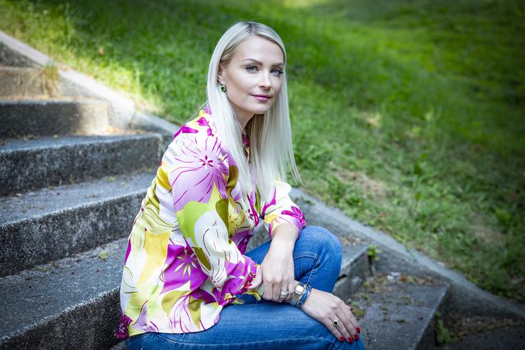 "Šele ko se čustveno in fizično oddaljiš od zlorabitelja in si nekaj časa varen v svojem okolju, katerega on ni več del, lahko stvari predelaš." | Foto: Ana Kovač