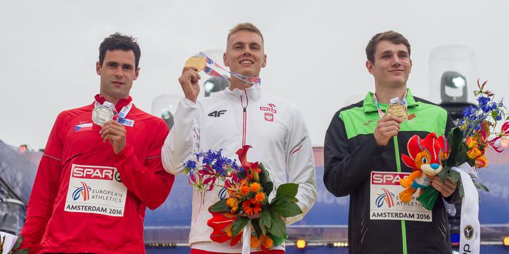 Na zmagovalnem odru sta mu družbo delala zlati Poljak Robert Sobera in srebrni Čeh Jan Kudlička. Oba sta v finalu preskočila 560 centimetrov. | Foto: Peter Kastelic