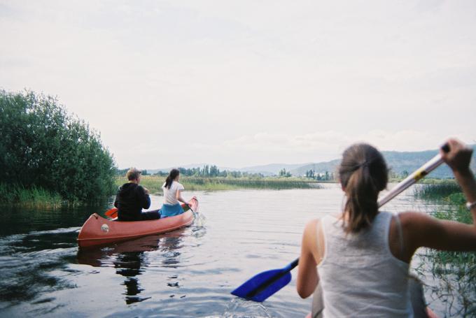 Sara med veslanjem po Cerkniškem jezeru | Foto: 