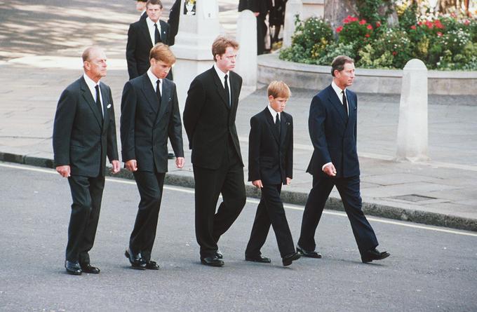 Grof Charles Spencer (v sredini) na pogrebu njegove sestre, pokojne princese Diane. Ob njem so še (od leve proti desni): pokojni princ Filip, princ William, princ Harry in kralj Karel III. | Foto: Guliverimage